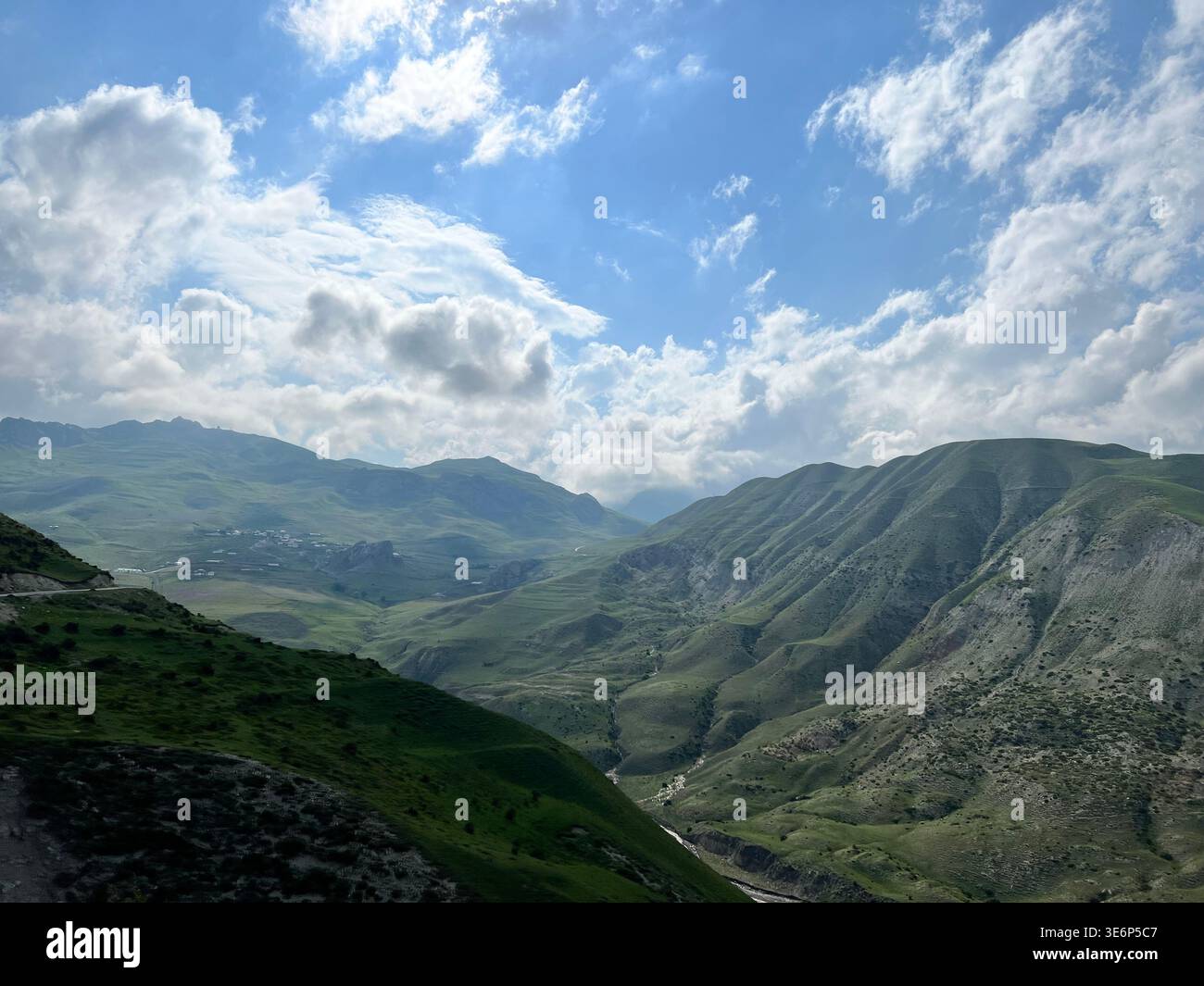Paesaggio delle Highland vicino al villaggio di Khinalig nel distretto di Quba, Azerbaigian. - Immagine stock catturata con smartphone