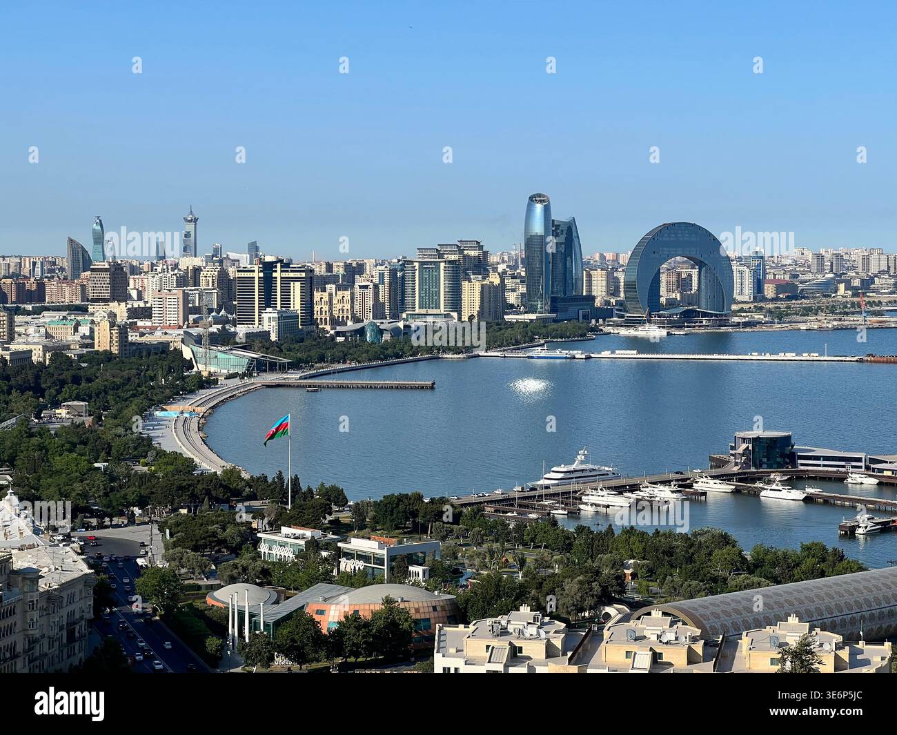 Skyline panoramico della baia di Baku e della baia di Crescent da Highland Park, Azerbaigian. - Immagine stock catturata con smartphone