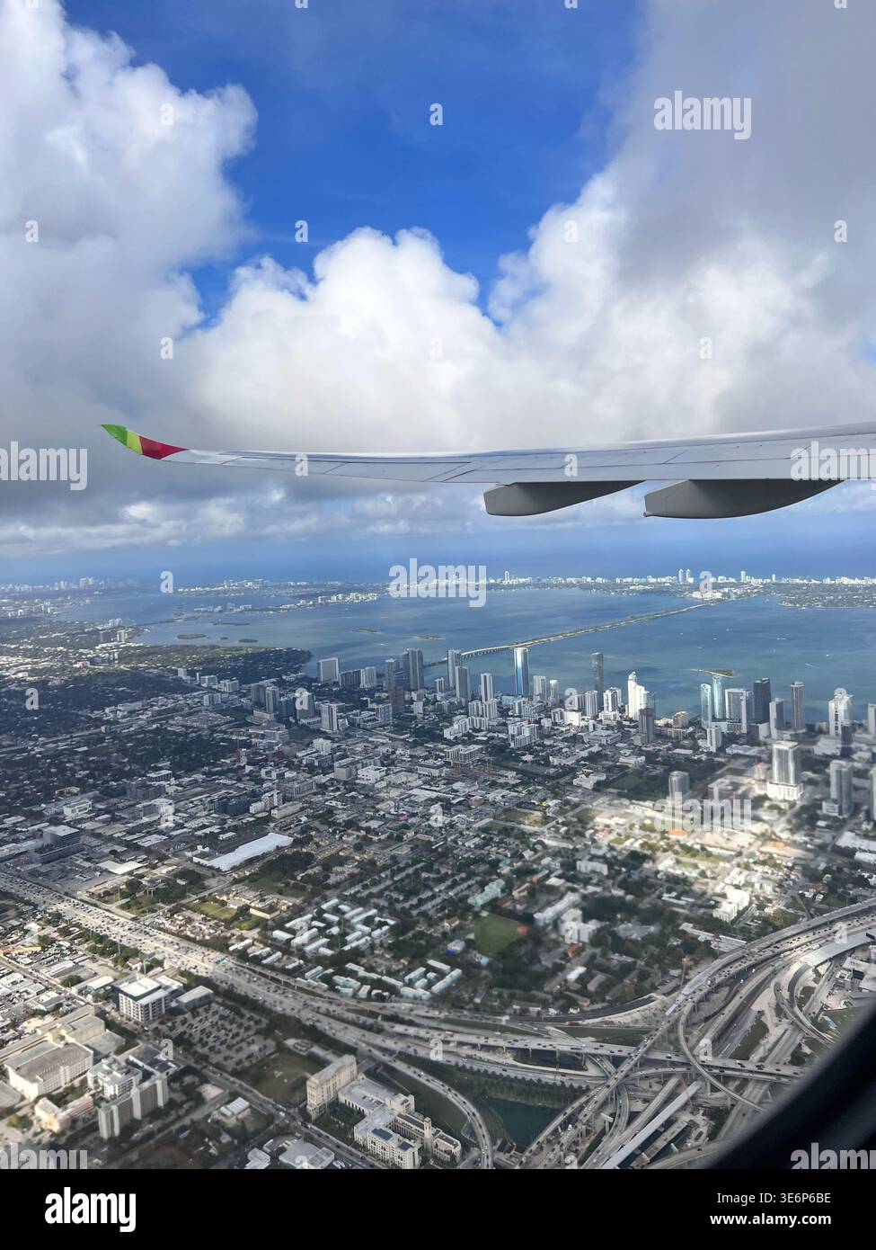 Vista aerea sulla baia di Biscayne e lo skyline di Miami da un aereo che si avvicina a Miami, Florida, Stati Uniti. - Immagine stock catturata con smartphone