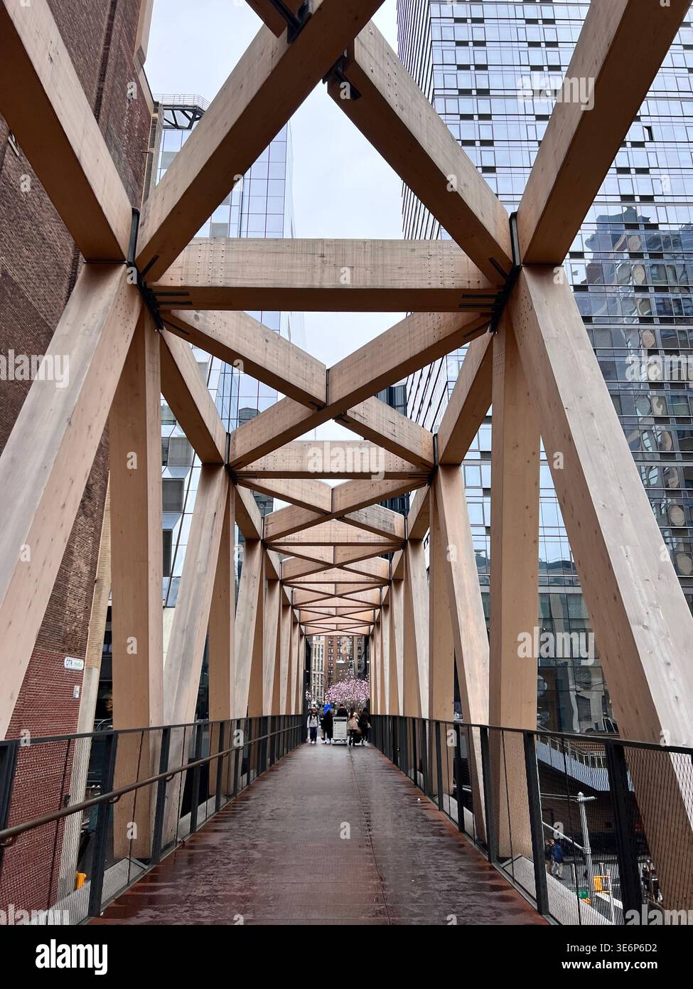 Ponte pedonale sopraelevato con telaio in legno a Hudson Yards, Manhattan, New York, Stati Uniti. - Immagine stock catturata con smartphone