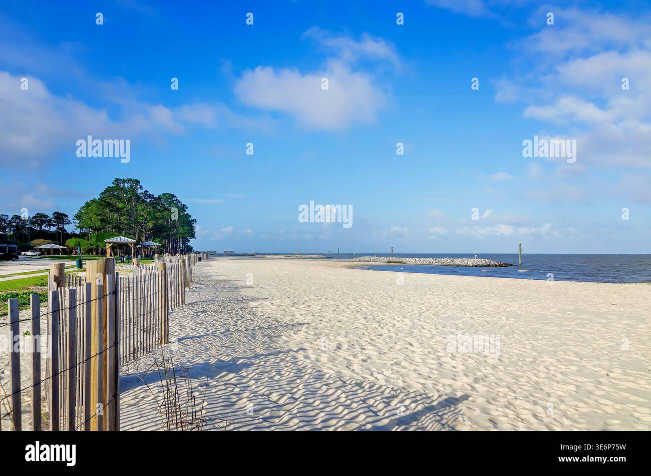 Coden, Alabama, Stati Uniti - 3 aprile 2026: Una spiaggia tascabile e una scherma da spiaggia sono raffigurati al Bayfront Park di Coden, Alabama. Foto Stock