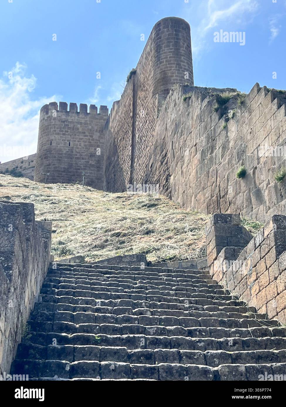 Gradini di pietra e mura della fortezza nella cittadella di Naryn-Kala a Derbent, Daghestan, Russia. - Immagine stock catturata con smartphone