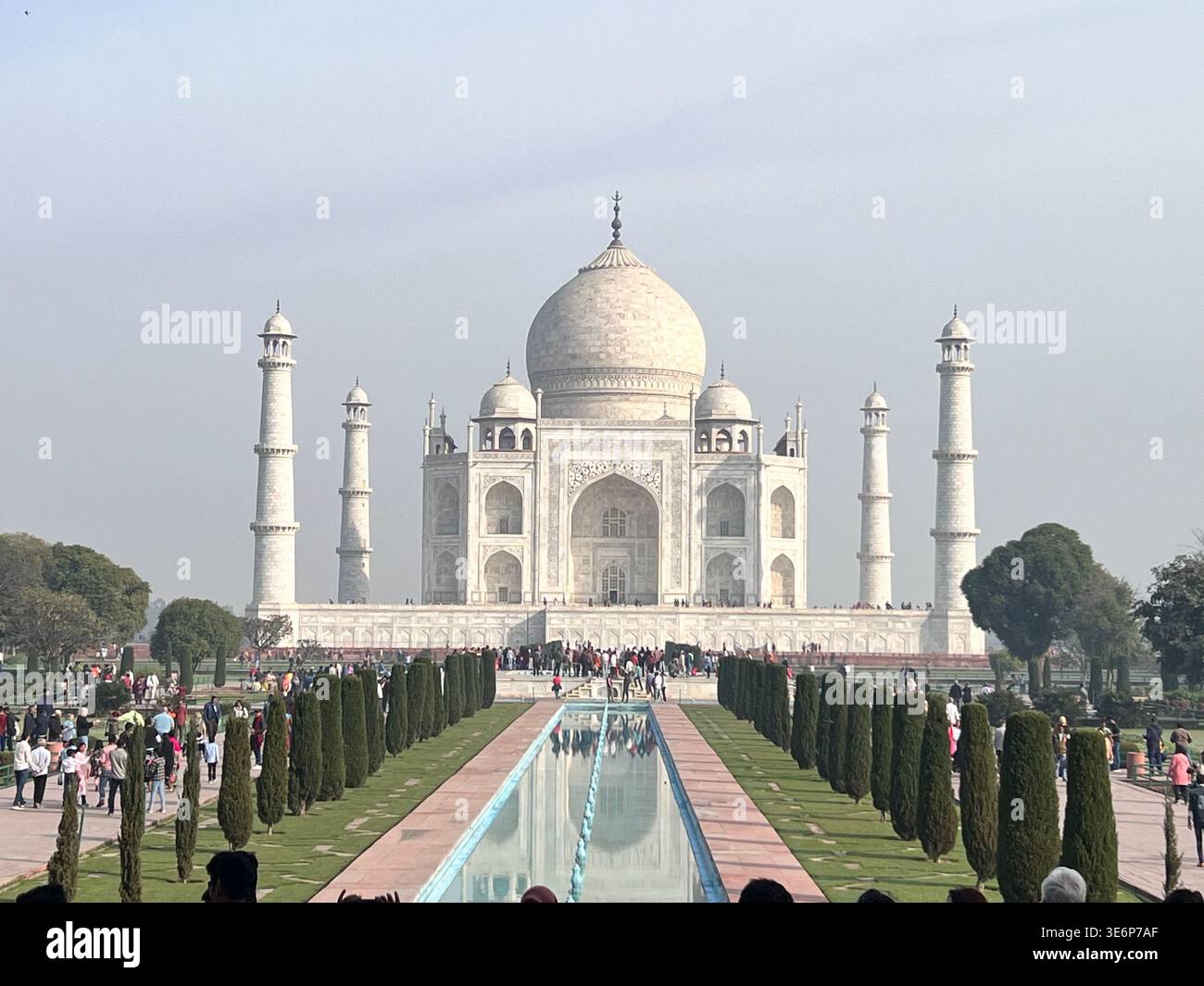 Classica vista frontale del Taj Mahal e della piscina riflettente ad Agra, Uttar Pradesh, India. - Immagine stock catturata con smartphone