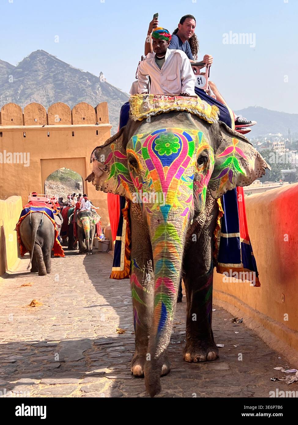 Elefante decorato che trasporta turisti al forte Amer di Jaipur, Rajasthan, India. - Immagine stock catturata con smartphone