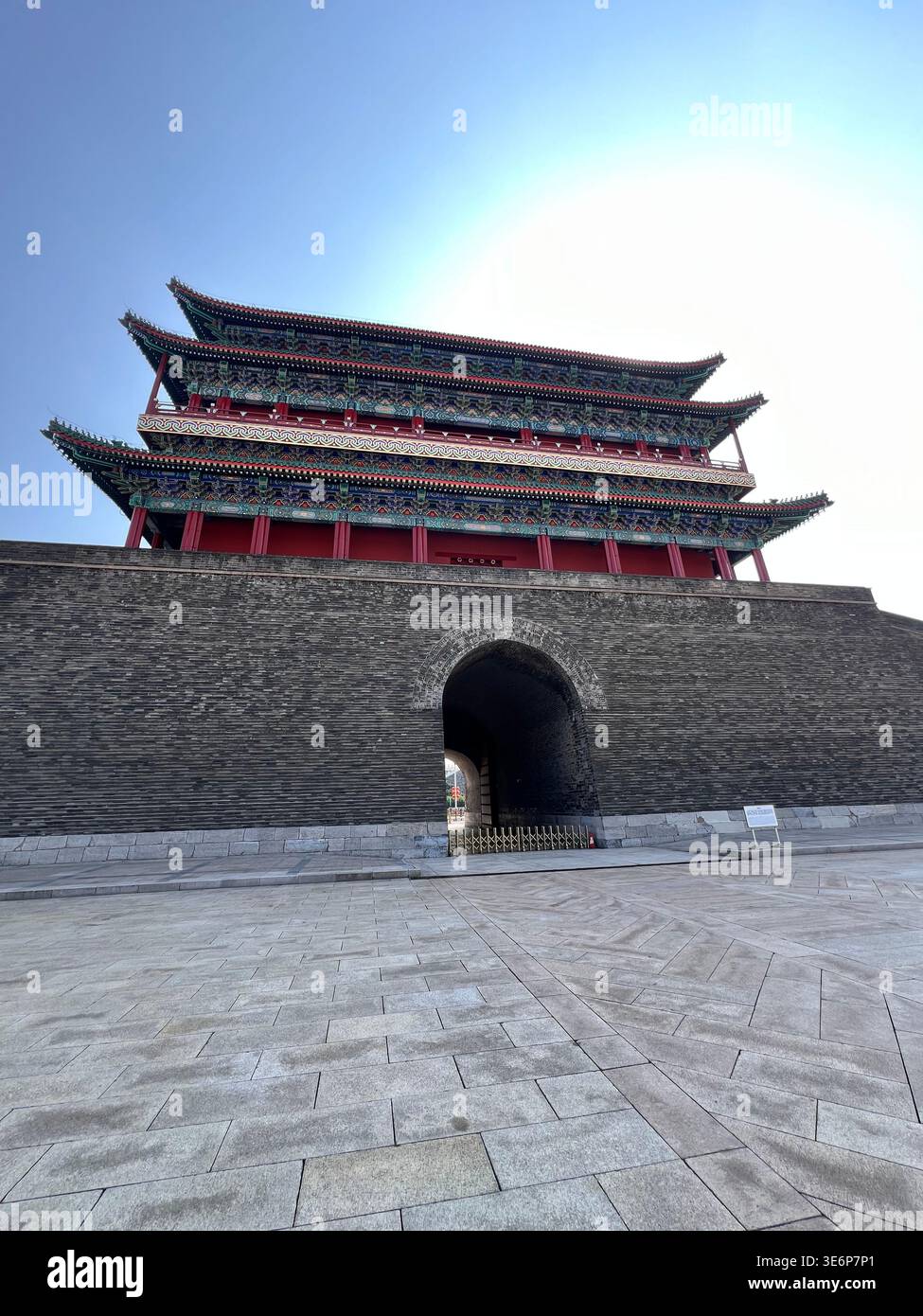 Zhengyangmen Gate Tower vista dal basso a Pechino, Cina. - Immagine stock catturata con smartphone