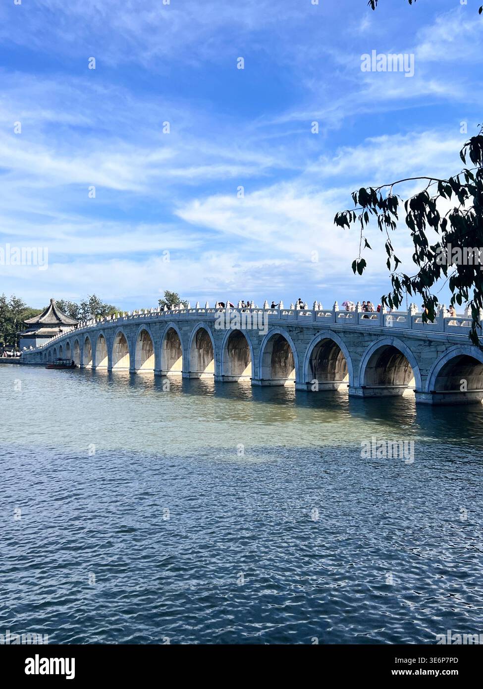 Ponte a diciassette archi sul lago Kunming presso il Palazzo d'Estate di Pechino, Cina. Foto Stock