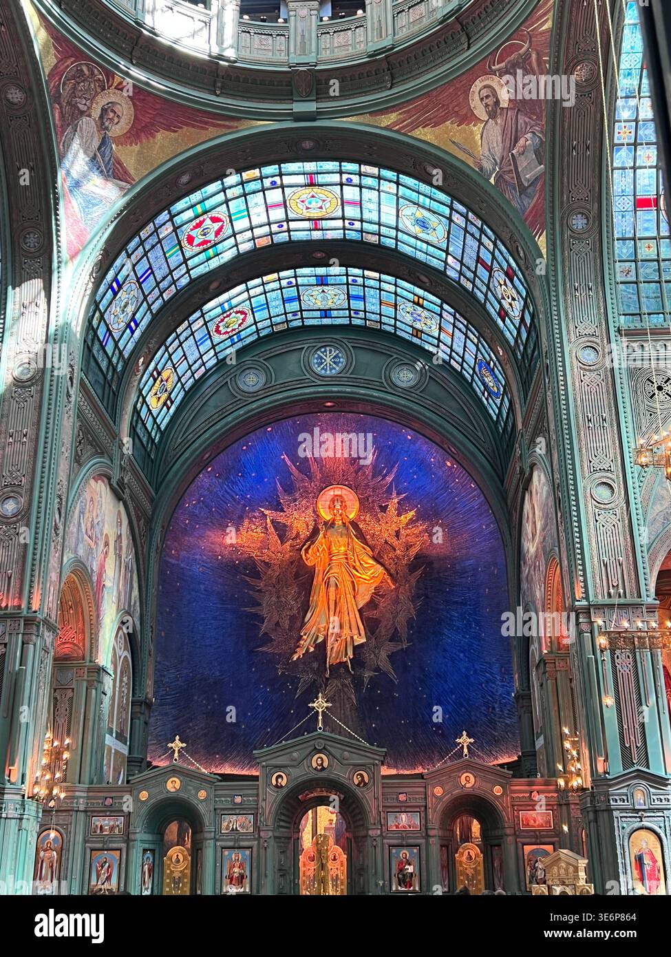 Interno della cattedrale principale delle forze armate russe con volte in vetro colorato e mosaico di Cristo nell'Oblast' di Mosca, Russia. - Immagine stock catturata con smartphone