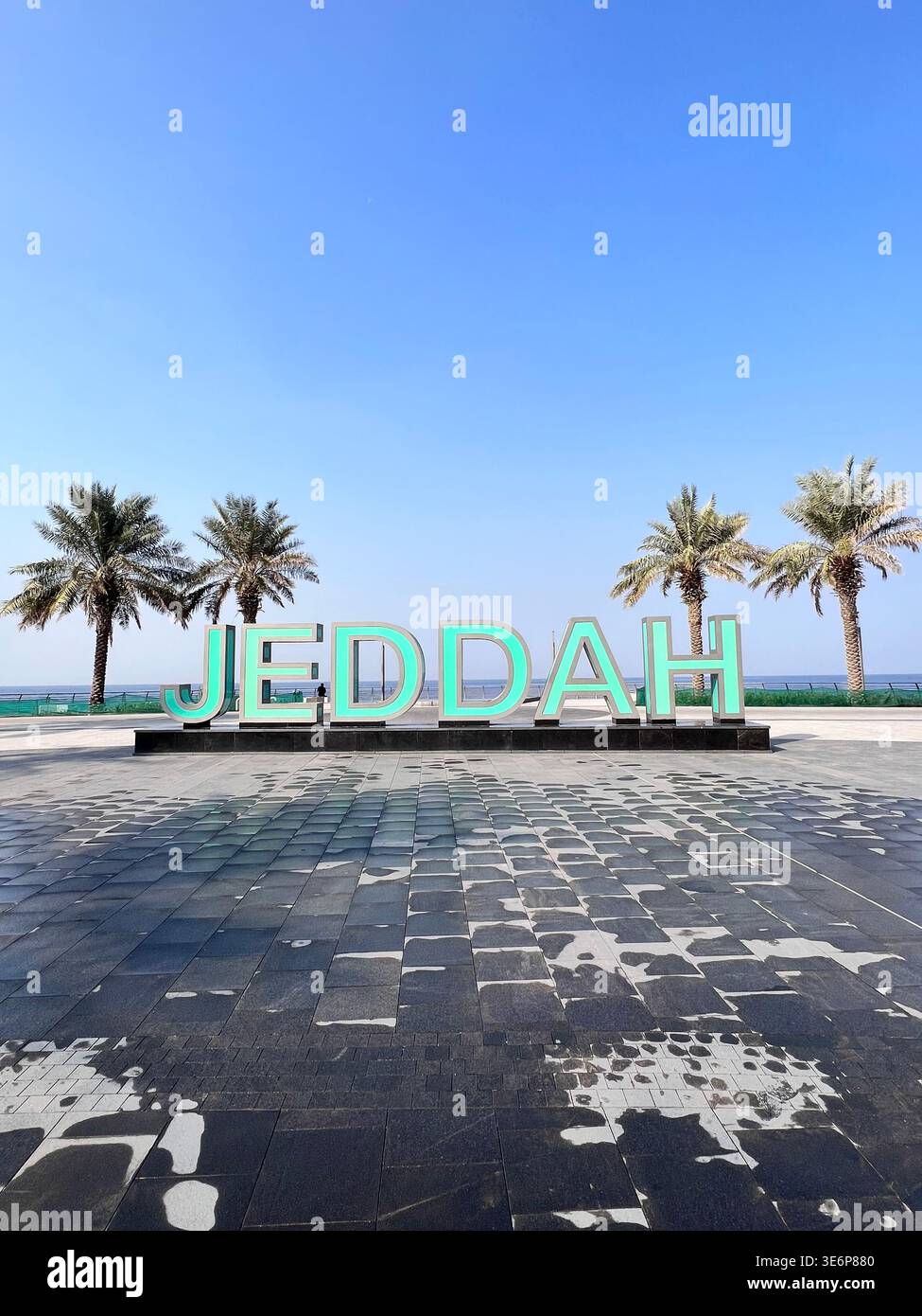 Grande cartello di Jeddah sul lungomare di Jeddah, Arabia Saudita. - Immagine stock catturata con smartphone