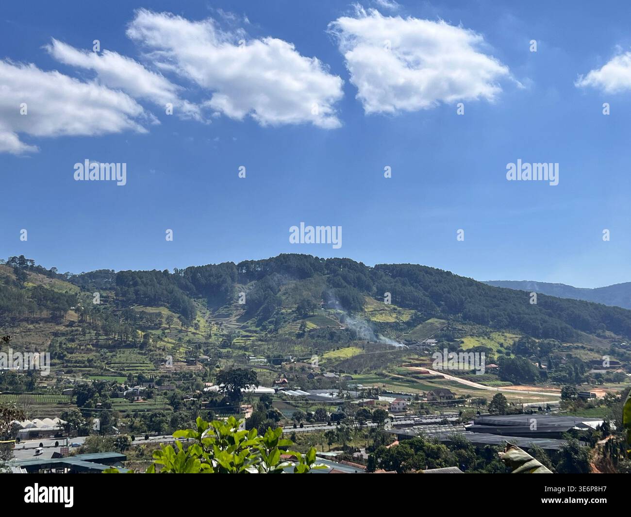 Paesaggio della valle dell'altopiano vicino a da Lat nella provincia di Lam Dong, Vietnam. - Immagine stock catturata con smartphone