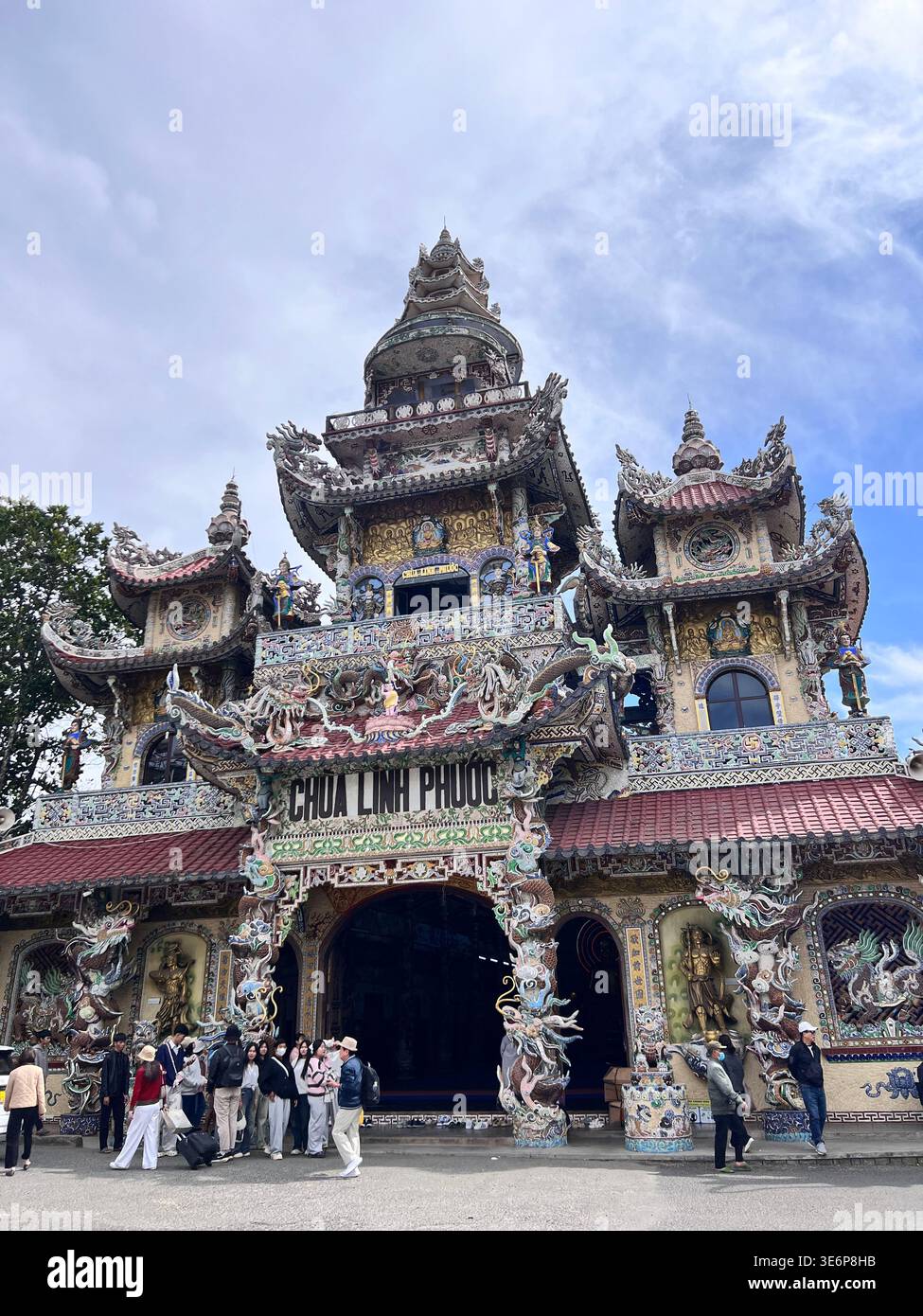 Facciata anteriore di Chua Linh Phuoc a Trai Mat, da Lat, Vietnam. - Immagine stock catturata con smartphone