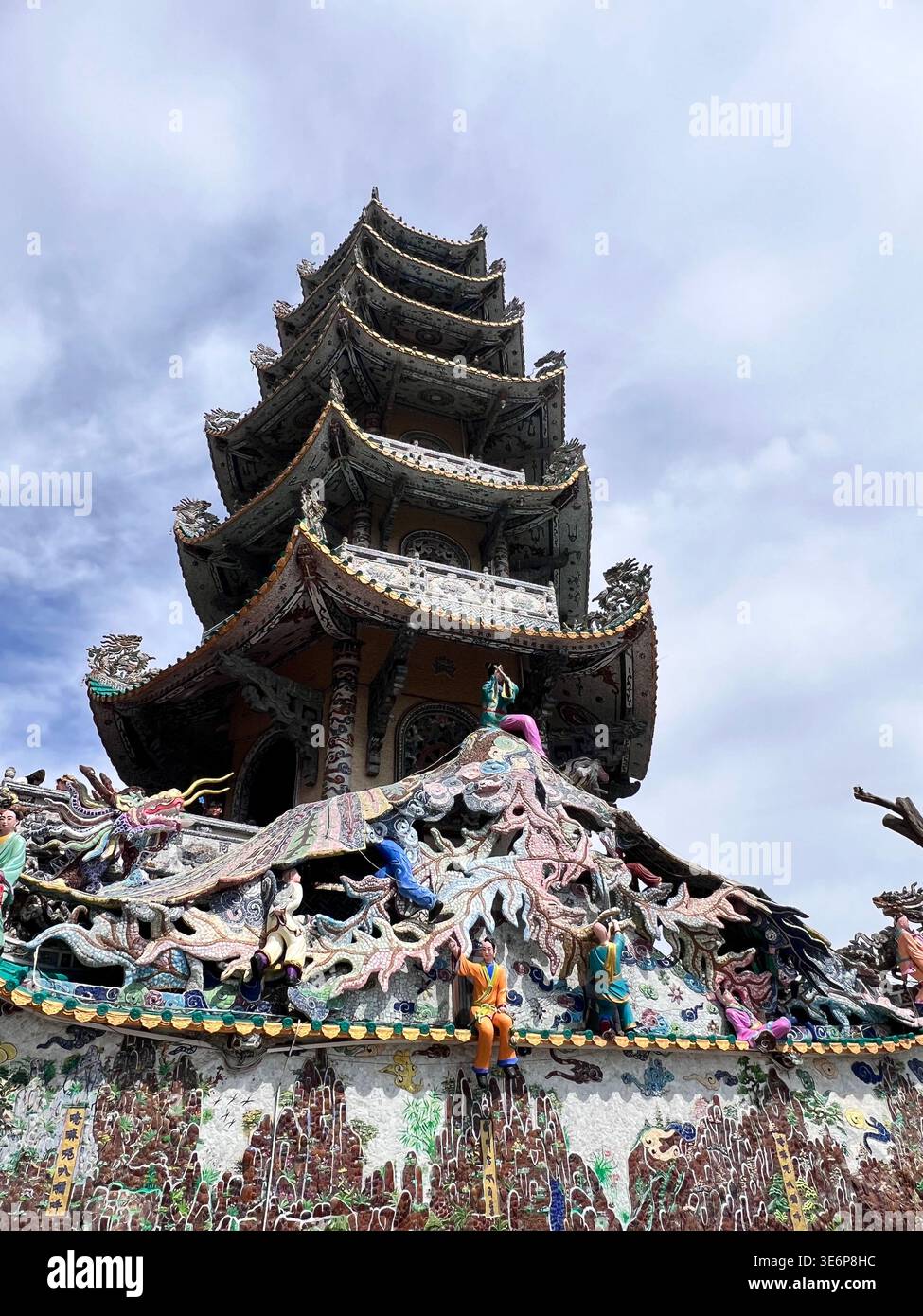 Torre di pagoda ornata a Linh Phuoc Pagoda a Trai Mat, da Lat, Vietnam. - Immagine stock catturata con smartphone