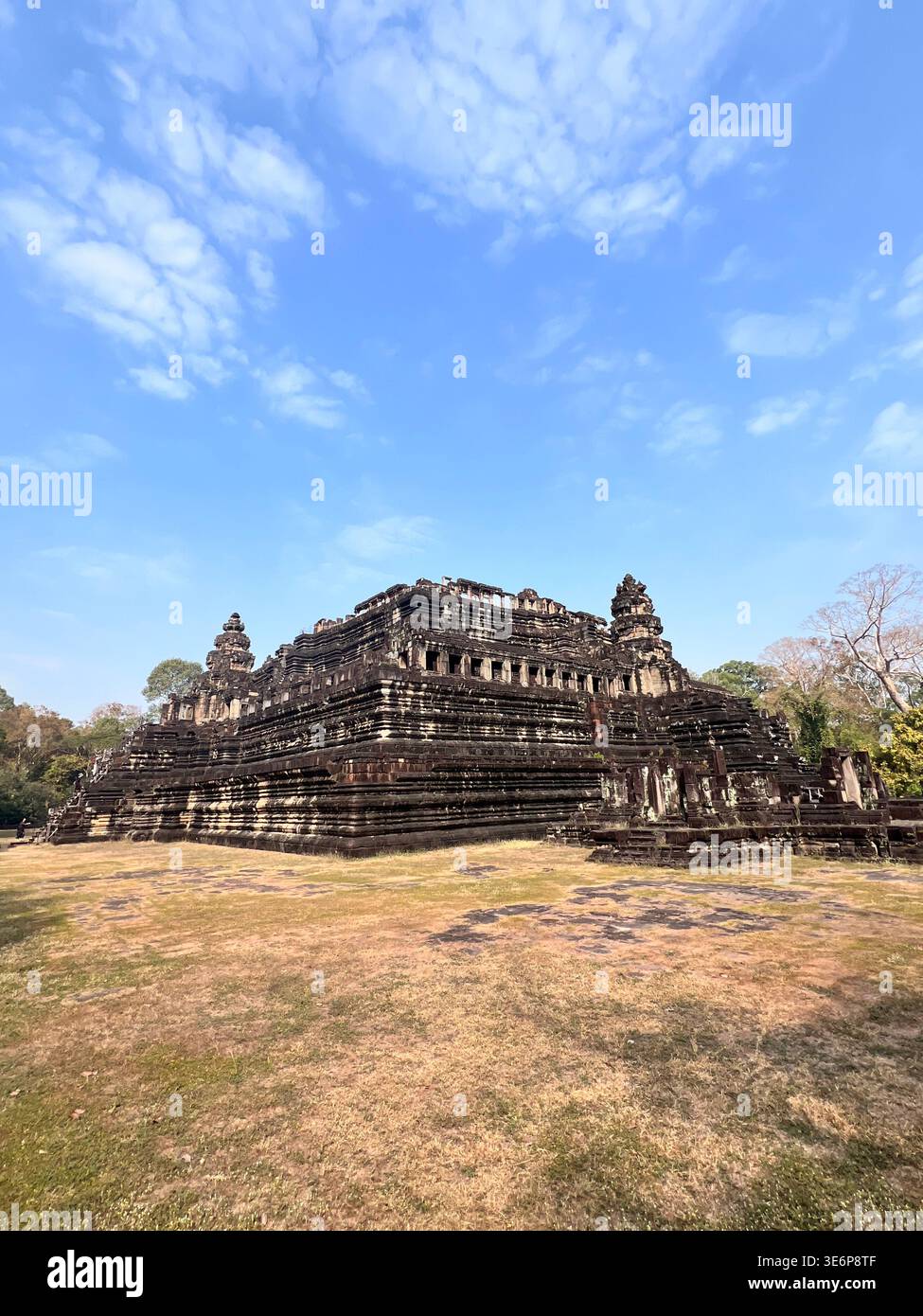 Ampia vista laterale del tempio Baphuon ad Angkor Thom, Siem Reap, Cambogia. Foto Stock