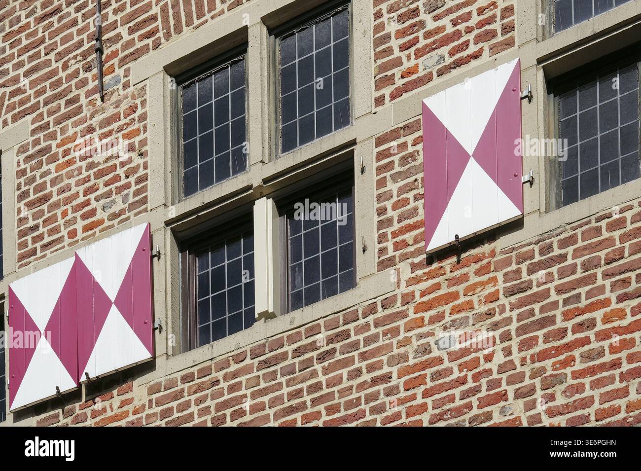 Storico edificio tedesco in mattoni con finestre uniche rosse e bianche Foto Stock