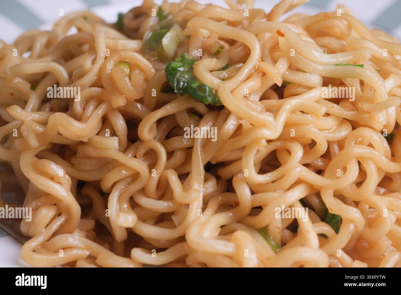 Spaghetti serviti su un piatto con erbe verdi per pranzo Foto Stock