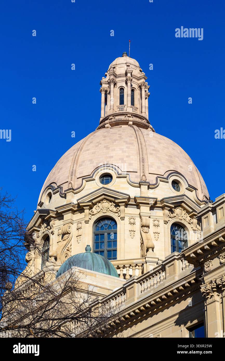 Dome dell'Alberta Legislature Building a Edmonton costruito nel 1907-1913, progettato da Allan Merrick Jeffers e Richard Palin Blakey Foto Stock