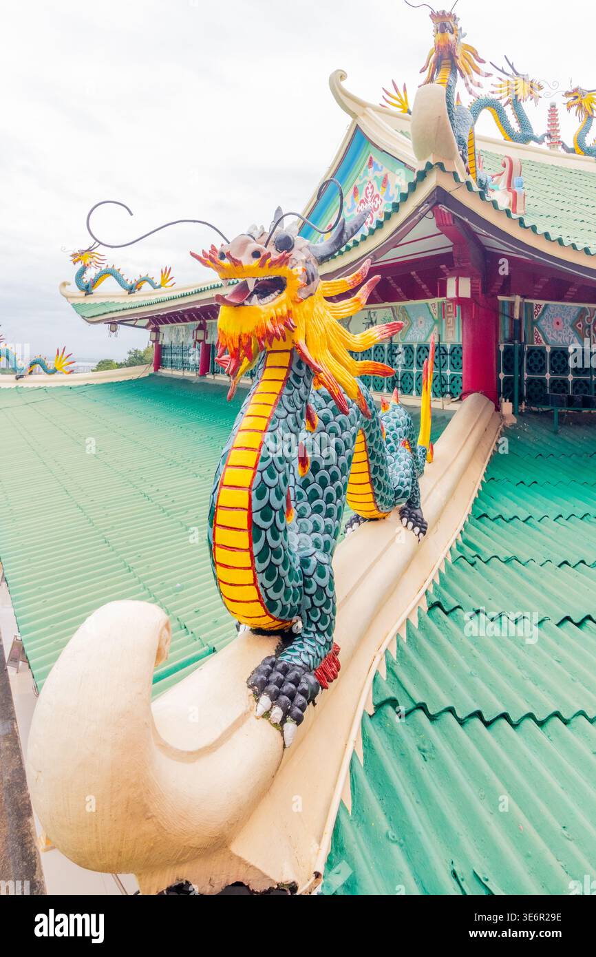 Sculture di draghi cinesi che adornano il tetto del Tempio Taoista a Cebu City, Filippine, una tappa turistica popolare Foto Stock