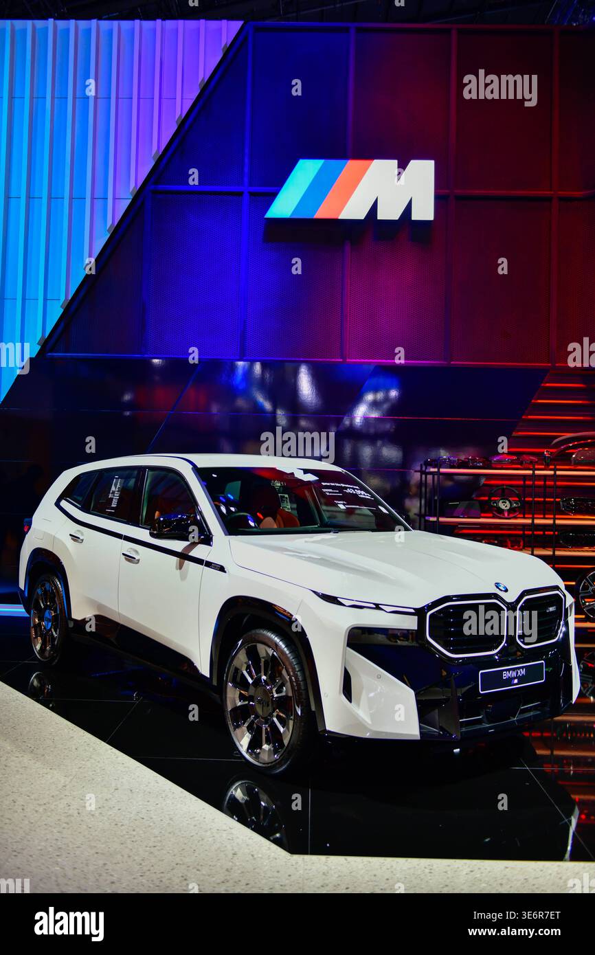 Tailandia-26 marzo 2026: Il SUV ibrido plug-in ad alte prestazioni BMW XM di lusso bianco esposto al Salone Internazionale dell'automobile di Bangkok del 47 Foto Stock