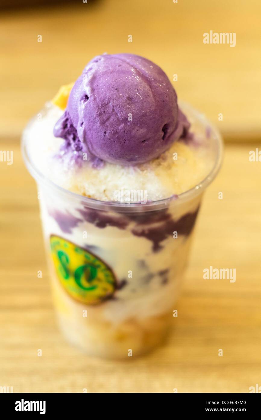 Servizio di halo-halo condito con gelato ube presso uno snackbar locale di Angeles, Pampanga Foto Stock