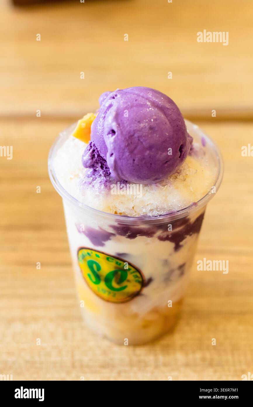 Servizio di halo-halo condito con gelato ube presso uno snackbar locale di Angeles, Pampanga Foto Stock