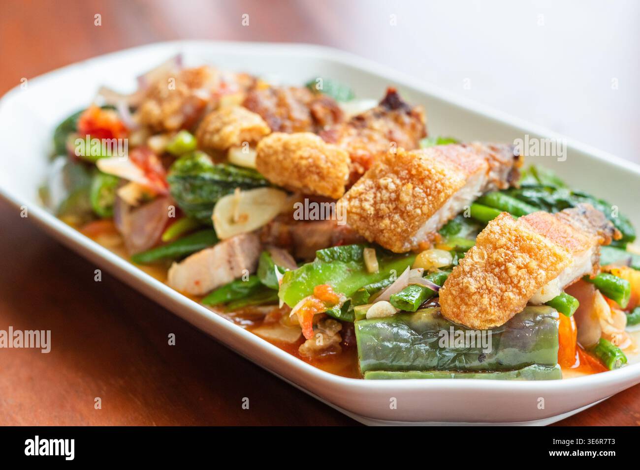 Piatto di pinakbet con bagnet servito in un ristorante locale a Ilocos, Filippine Foto Stock