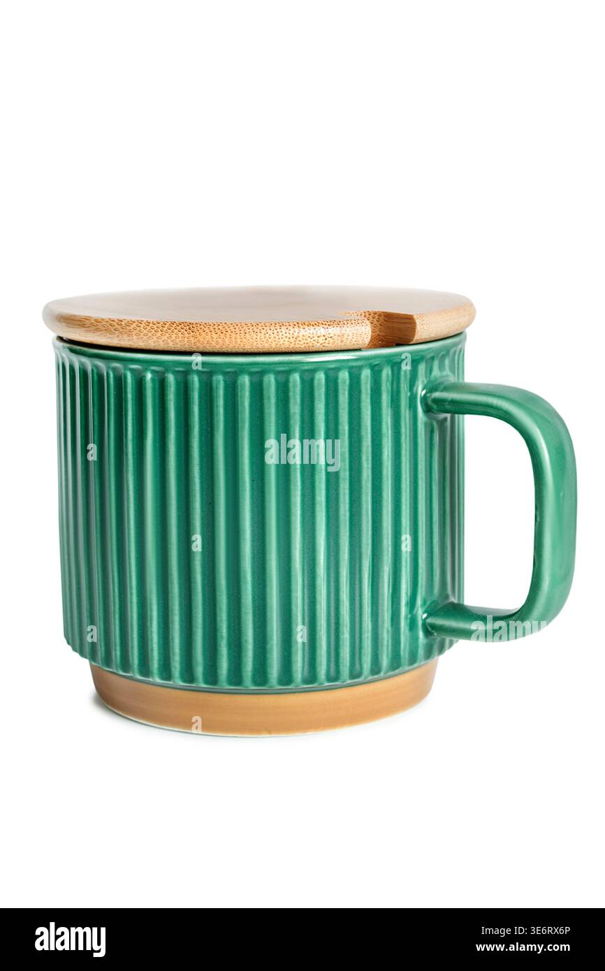 Tazza in ceramica verde con coperchio in bambù isolato su sfondo bianco Foto Stock
