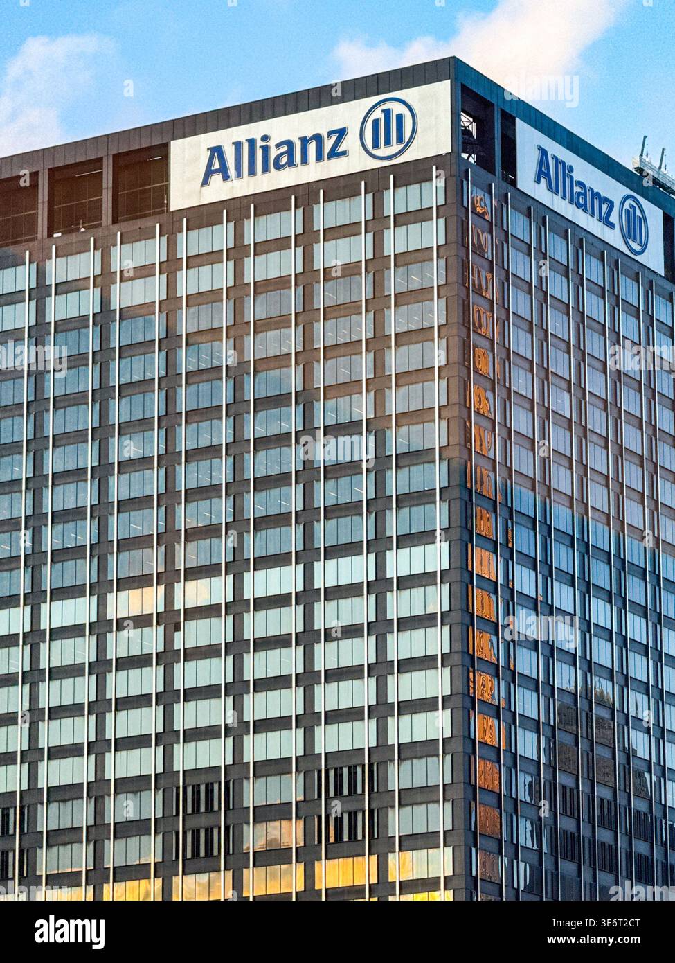 New York City, New York, USA - 11 gennaio 2026: Vista esterna degli uffici della compagnia assicurativa Allianz a Manhattan. Foto Stock