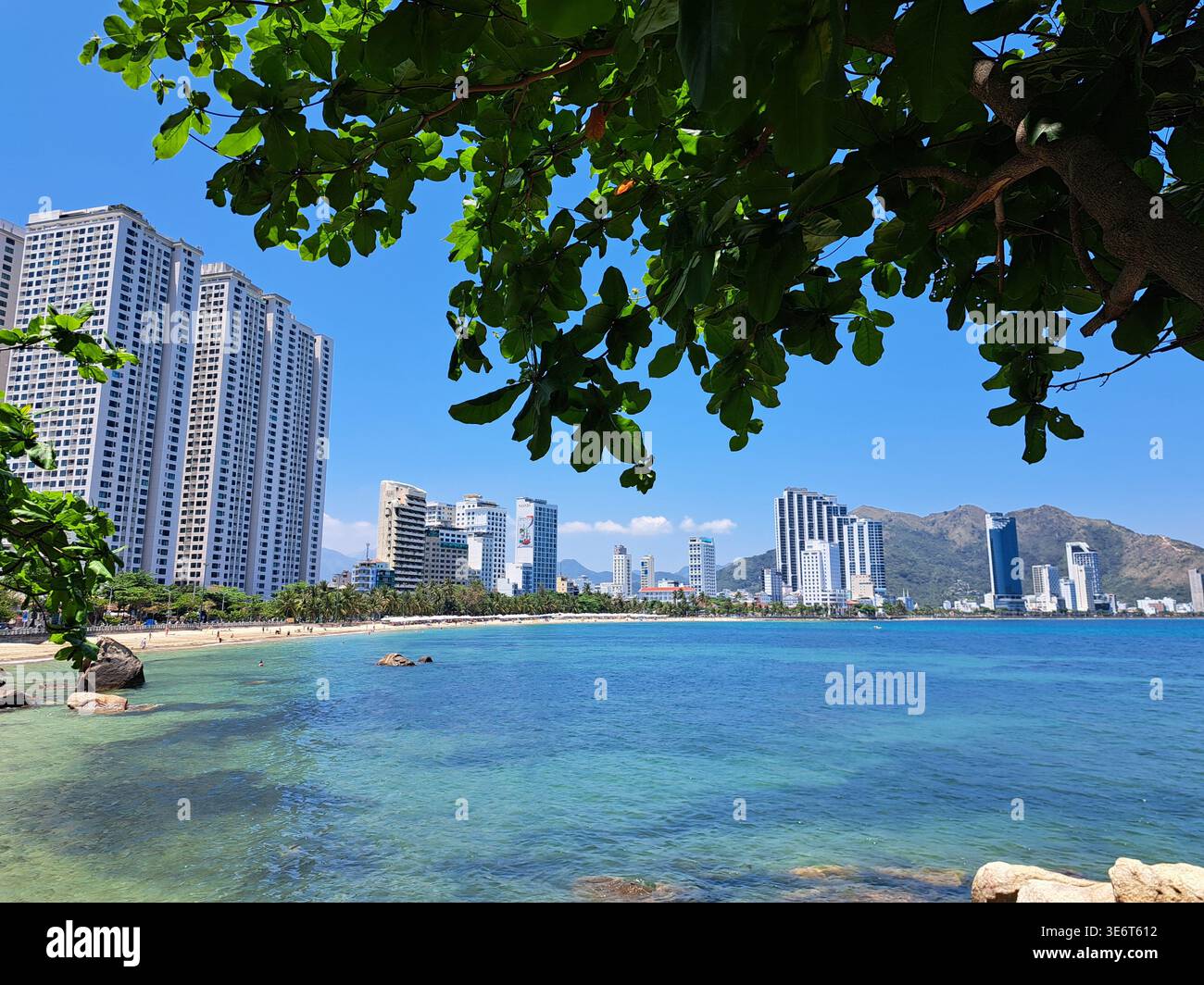 NHA TRANG, VIETNAM - 26 MARZO 2026: Una vista panoramica della costa e dello skyline della città con lussuosi e alti hotel lungo via Pham Van Dong. - Immagine stock catturata con smartphone