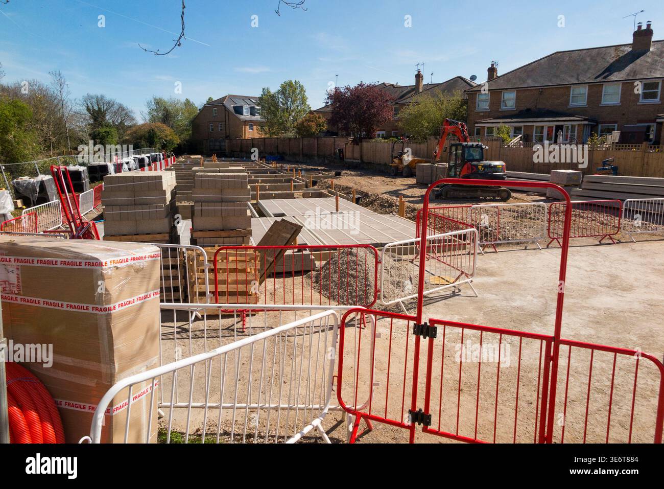 Edilizia popolare e case a schiera parzialmente costruite / edifici residenziali / nuova costruzione / costruzione di nuove case a prezzi accessibili / appartamenti / appartamenti / appartamenti, ex sito di campo marrone a Twickenham. REGNO UNITO. Sviluppato da sviluppi più frenetici. (148) Foto Stock
