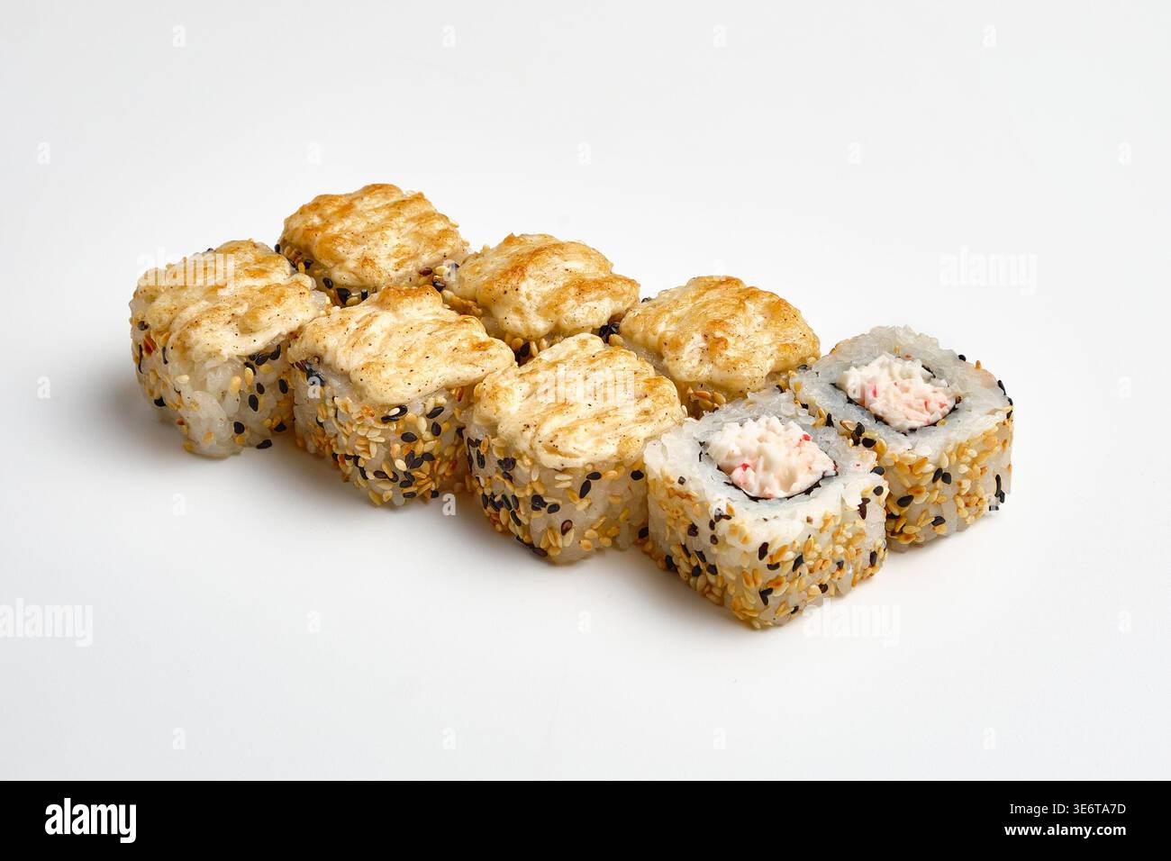 Otto panini di sushi al forno ricoperti da semi misti di sesamo bianco e nero e condimento di formaggio dorato al forno, con polpa di granchio e ripieno di formaggio spalmabile, uno Foto Stock