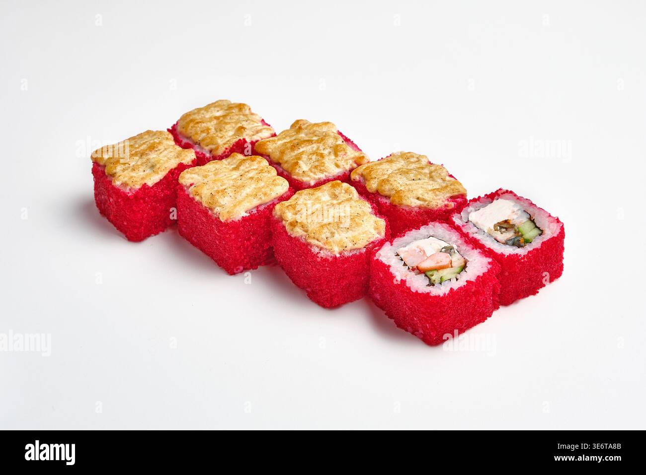 Otto panini di sushi ricoperti di uova di pesce rosso tobiko, ricoperti da formaggio dorato e crosta di pesce, con polpa di granchio, formaggio spalmabile e cucumbe Foto Stock