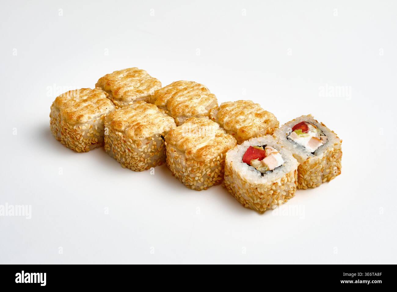 Otto sushi panini al forno ricoperti di semi di sesamo e condimento al formaggio dorato, con ripieno di pomodoro, salmone e formaggio spalmabile, uno con croci di secondi Foto Stock