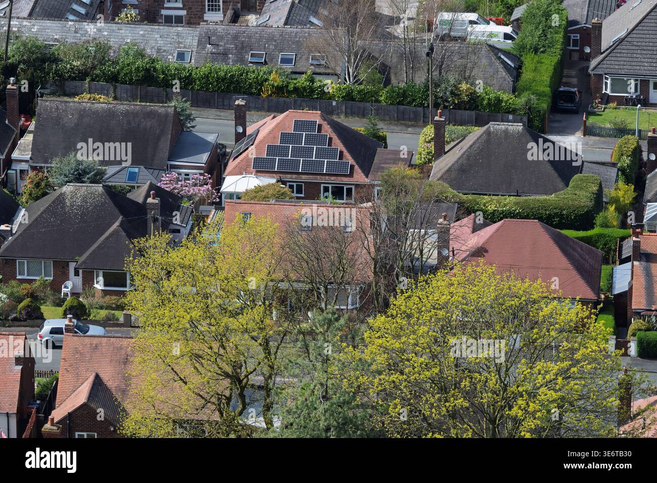 Villaggio di Helsby, aereo, case per pendolari, energia solare, pannelli solari sul tetto, energia solare, pannelli solari sul tetto Foto Stock
