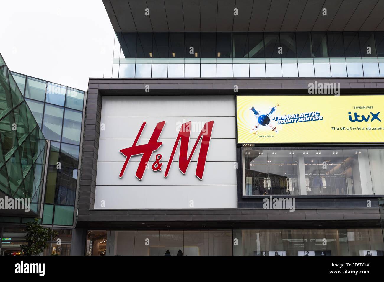 Logo H e M del marchio di moda esposto su un punto vendita. Londra, Regno Unito, 30 settembre 2023 Foto Stock