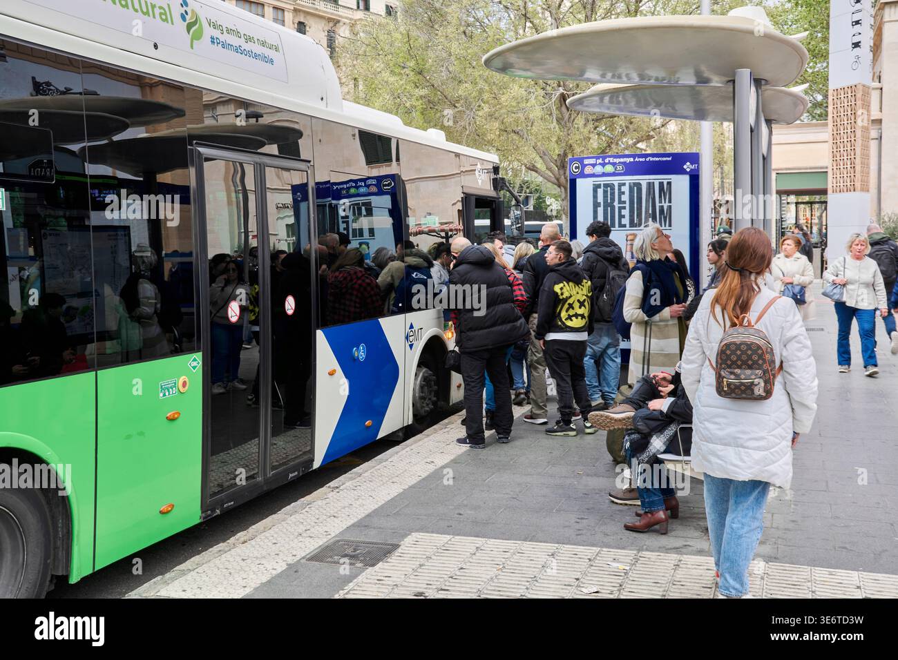 Maiorca. Spagna - 8 aprile 2026: Passeggeri in attesa e a bordo di un autobus EMT verde e bianco alla stazione Placa d Espanya. I loghi visibili includono EMT e. Foto Stock