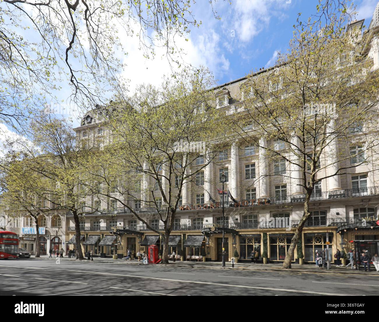 Vista esterna del Waldorf Hilton Hotel di Londra sull'Aldwych. Elevazione della strada principale che mostra l'ingresso. Foto Stock