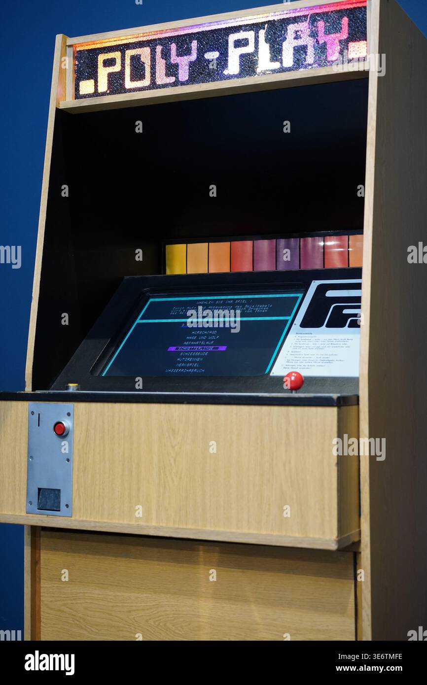 Berlino, Germania - 8 aprile 2026: Una rara macchina arcade Poly-Play, l'unico videogioco prodotto nella RDT, al Museo alleato. Foto Stock
