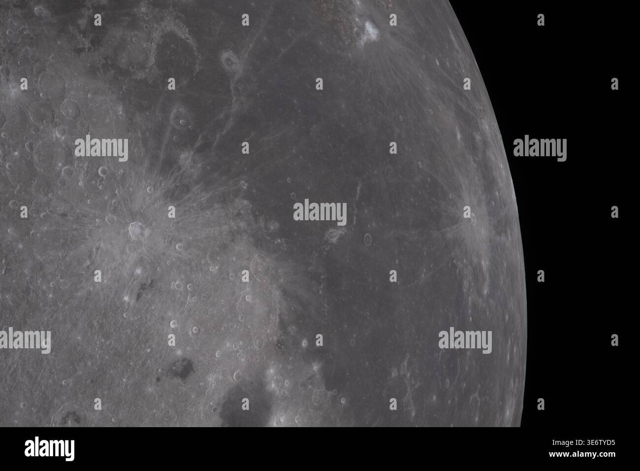 Capsula ORION, spazio esterno. 6 aprile 2026. La Luna catturata attraverso la finestra del veicolo spaziale Orion, il 6 aprile 2026, durante il sorvolo di Artemis II dal lato opposto della Luna. Il cratere Aristarchus dai colori vivaci, la cui elevata riflettività si distingue contro il terreno circostante. Nelle vicinanze, la regione delle Marius Hills rivela un campo di cupole e coni vulcanici, testimonianza di un vulcanismo lunare passato. La sinuosa turbolenza Reiner gamma contrasta con la superficie più scura del mare, mentre i raggi del cratere Glushko si estendono attraverso le pianure. Nella parte inferiore della cornice, il cratere Grimaldi dai pavimenti scuri fissa la scena. C Foto Stock