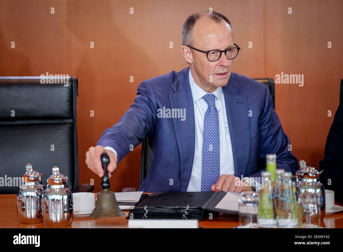 01 aprile 2026, Berlín;: Il cancelliere tedesco Friedrich Merz ha accolto con favore l'accordo di cessate il fuoco raggiunto tra Stati Uniti e Iran, che durerà due settimane dopo più di un mese di conflitto armato. Foto: Kay Nietfeld/dpa Foto Stock