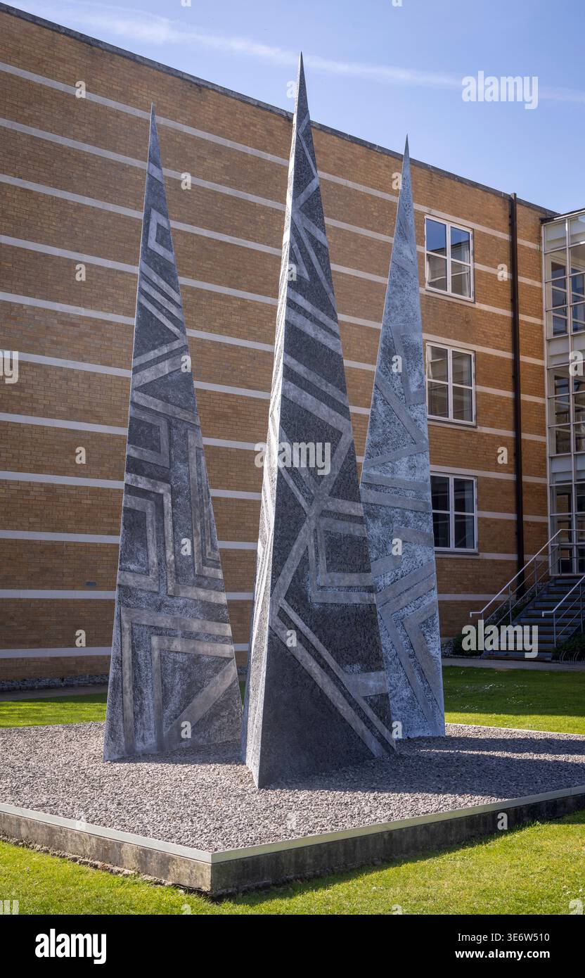 Passato, presente, futuro (2010), scultura in marmo dell'artista britannico Geoffrey Clarke, Churchill College, Cambridge, Inghilterra, Regno Unito Foto Stock
