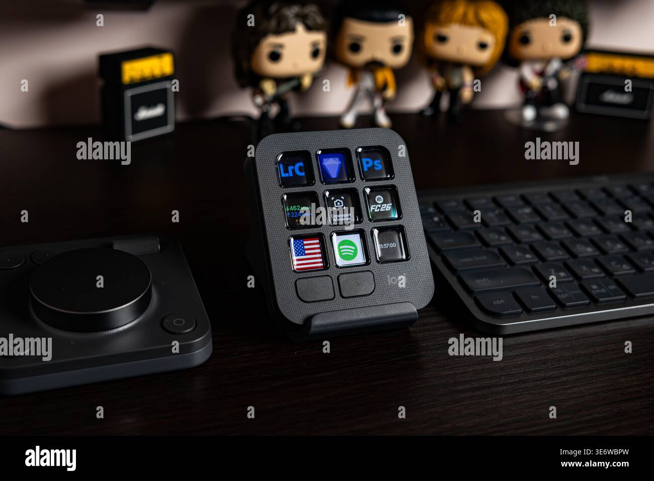 Leopoli, Ucraina - 8 aprile 2026: Logitech MX Creative Console e tastiera per l'editing di foto Foto Stock