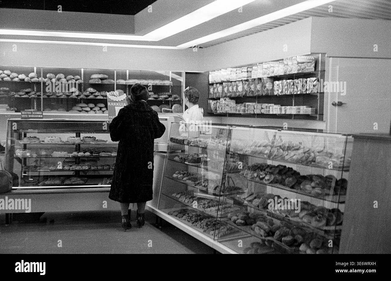 Lahti, Finlandia - 26 marzo 1964: Compratore e venditore di pane Foto Stock