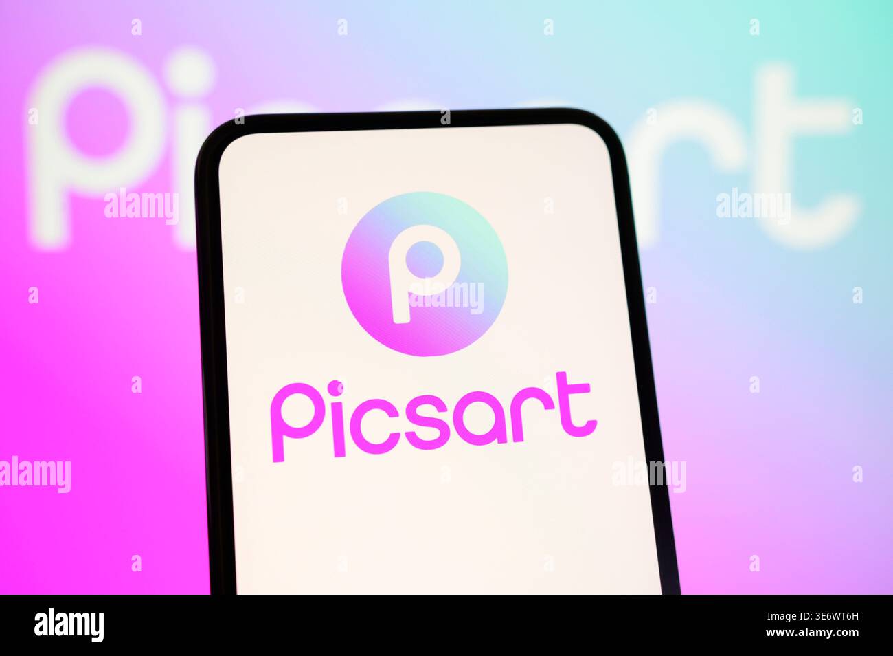 Parigi, Francia - 8 aprile 2026: Uno smartphone con il logo PicsArt, una piattaforma creativa basata sull'intelligenza artificiale per l'editing di foto e video. Foto Stock