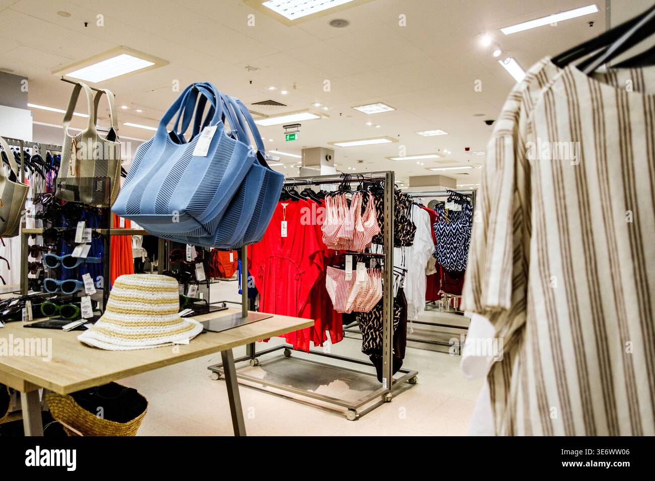 Epsom, Londra Regno Unito, 08 aprile 2026, Collezione di abbigliamento casual e accessori per donna alla moda Foto Stock
