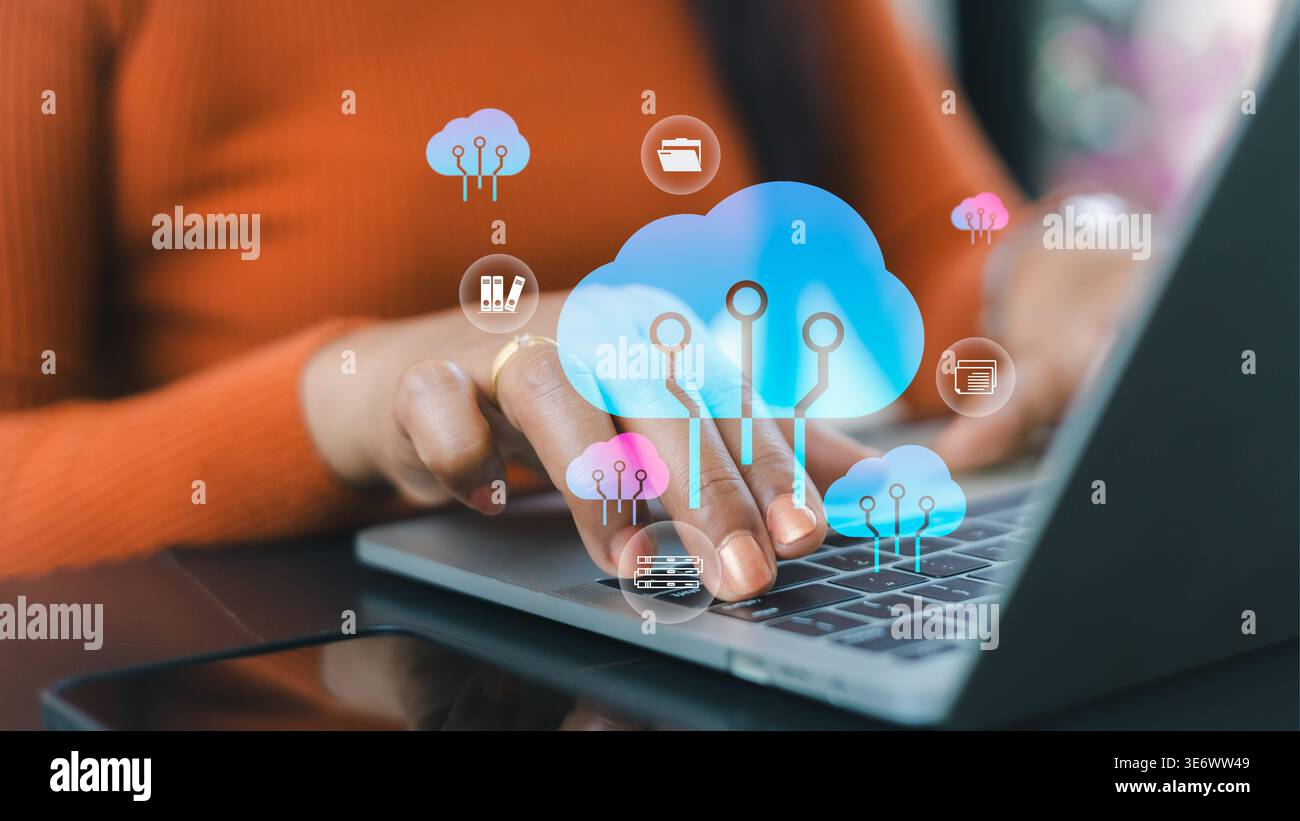 Concetto di storage dei dati di cloud computing.trasformazione digitale per le piccole e medie imprese.sistema di gestione dei database online sicuro.imprenditrice che lavora al lapto Foto Stock