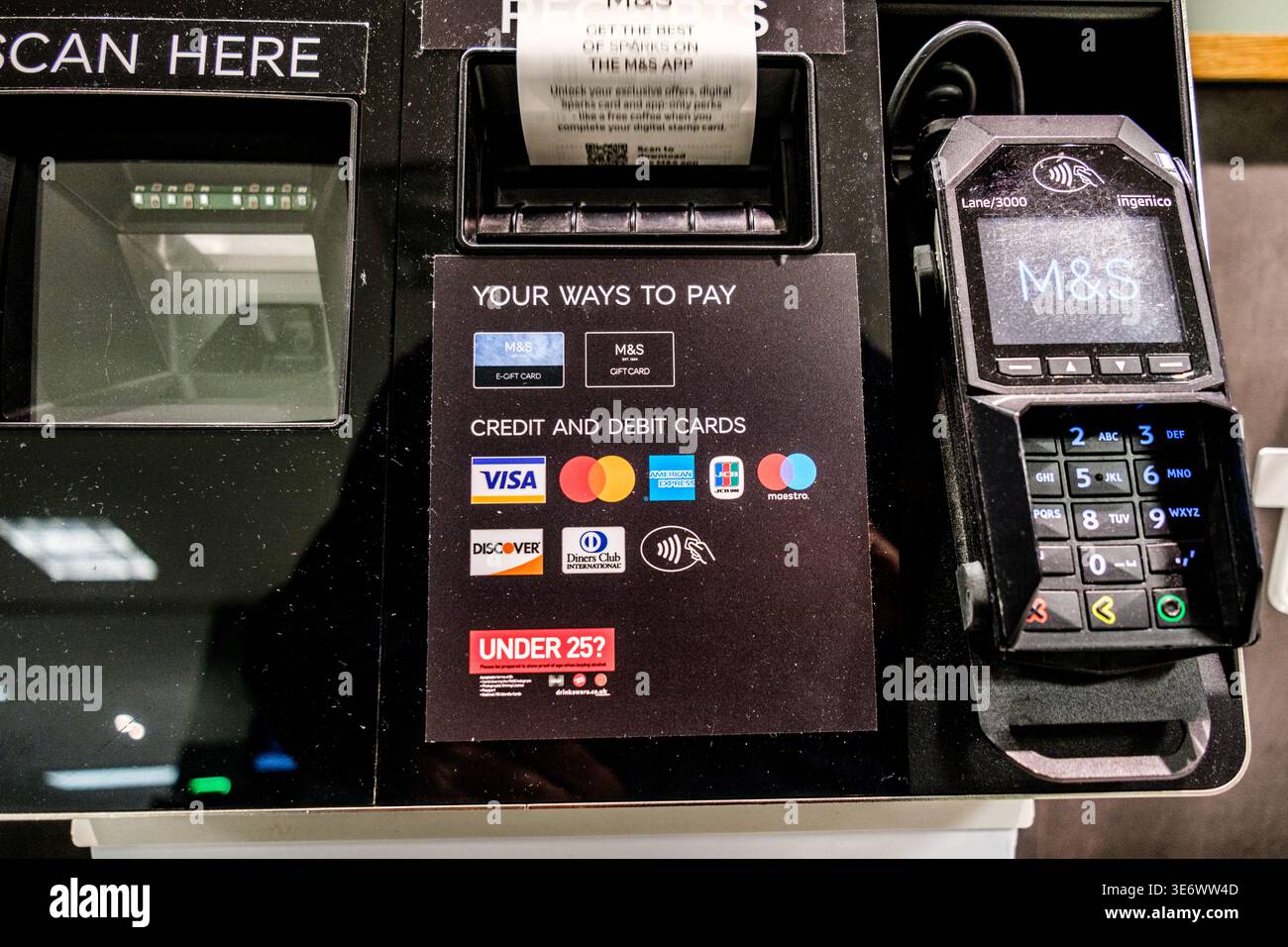 Epsom, Londra, Regno Unito, 8 aprile 2026, Customer Self Checkout Digital Electronic Barcode Scanning Payment till Foto Stock