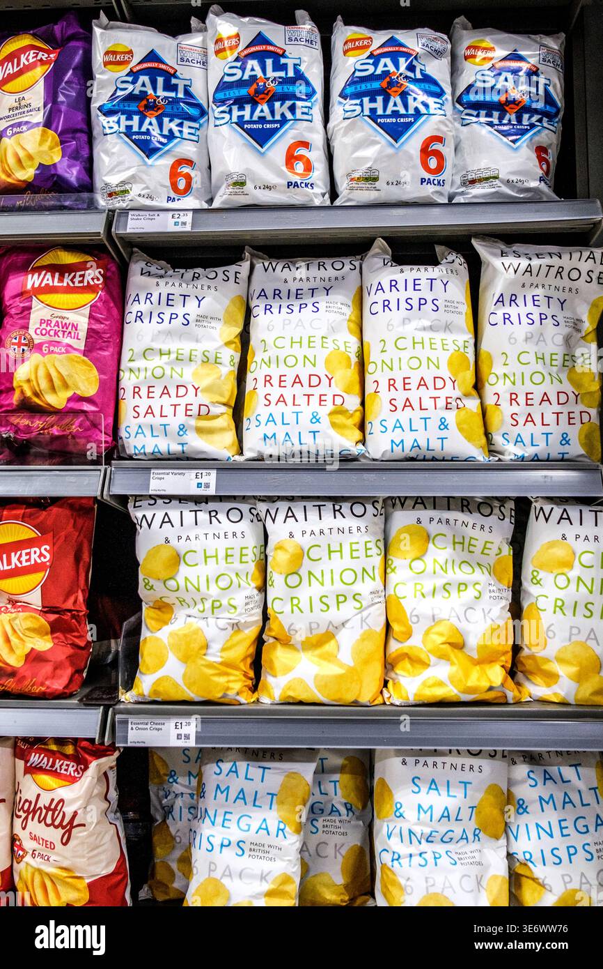 Epsom, Londra, Regno Unito, 8 aprile 2026, Selezione di piatti popolari patatine fritte e spuntini salati Foto Stock