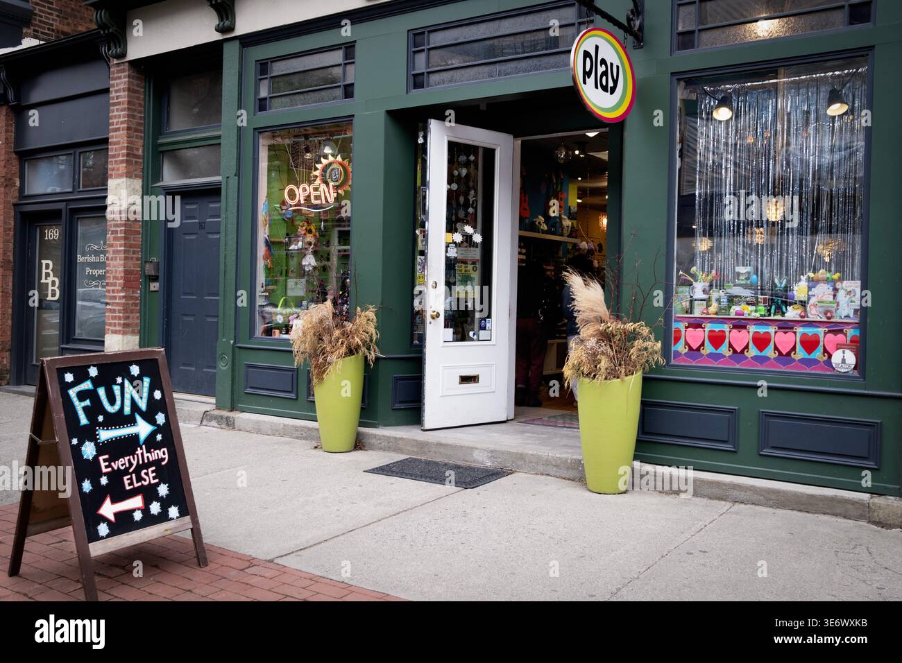 L'esterno di PLAY TOYS AND GIFT è un negozio alla moda sulla Main Street a Beacon, New York. Con un segnale intelligente, "divertimento contro tutto il resto". Foto Stock
