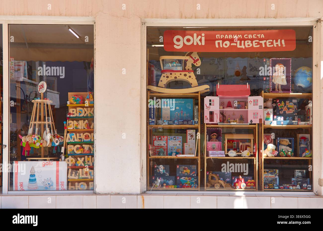 Burgas, Bulgaria - 5 aprile 2026: Vetrina che mostra una varietà di giocattoli per bambini e regali di Goki, tra cui bambole, giochi e informatica educativa Foto Stock