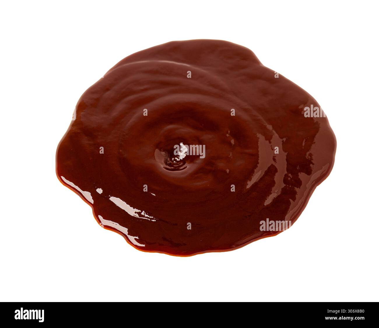 Salsa al cioccolato che gocciola formando una dolce e ricca pozzanghera su sfondo trasparente Foto Stock