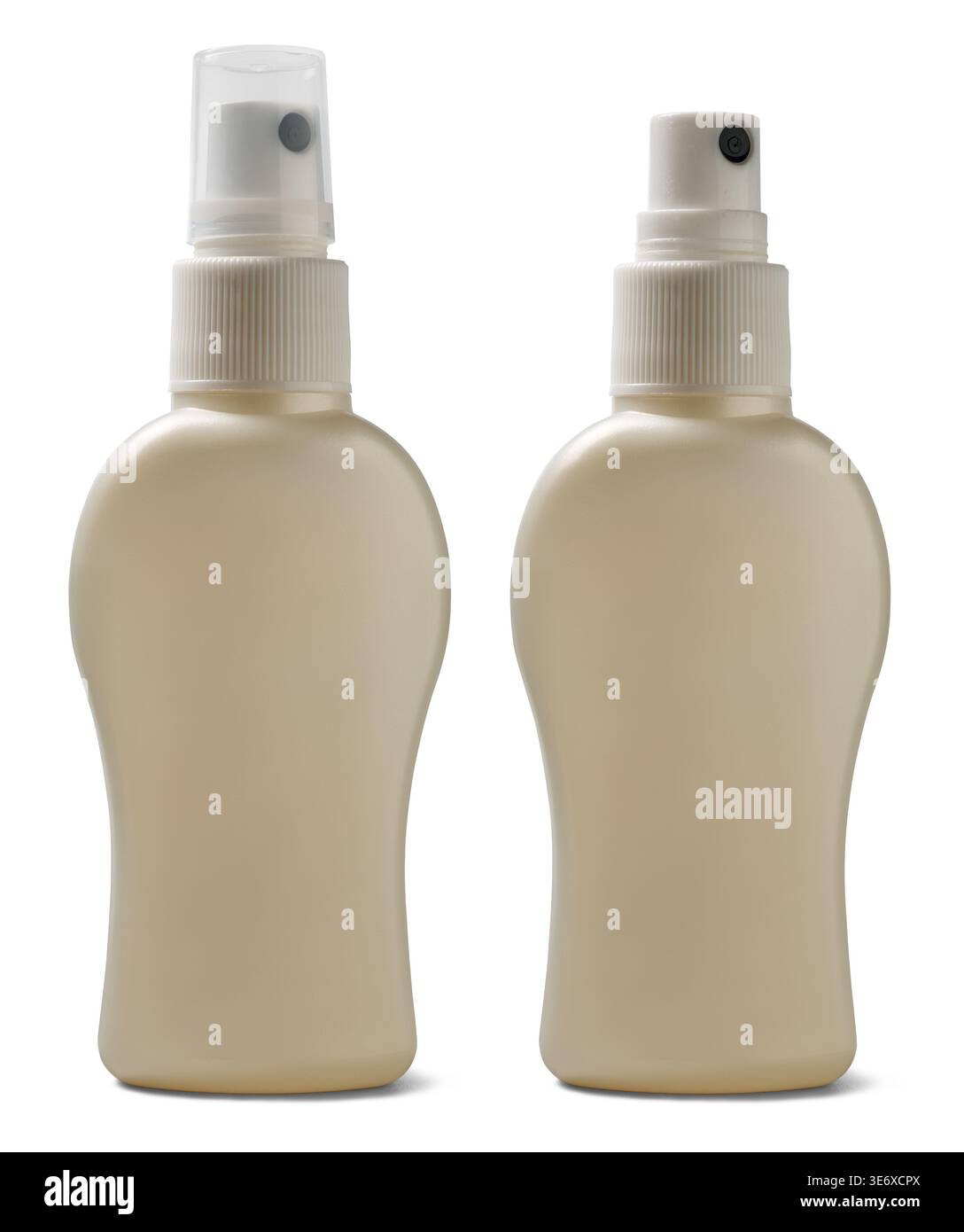 flaconi spray in plastica vuoti sfondo bianco isolato, modello mock-up di irroratrici a pompa bianche e cappuccio protettivo trasparente, vista laterale Foto Stock